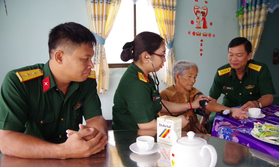 Long An: LLVT thăm tặng qu&agrave; mẹ Việt Nam Anh h&ugrave;ng