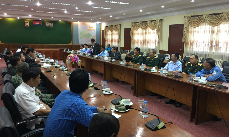 Đo&agrave;n c&aacute;n bộ tỉnh Long An l&agrave;m việc tại tỉnh S&rsquo;v&acirc;y Ri&ecirc;ng v&agrave; th&agrave;nh phố Phn&ocirc;mP&ecirc;nh-Campuchia