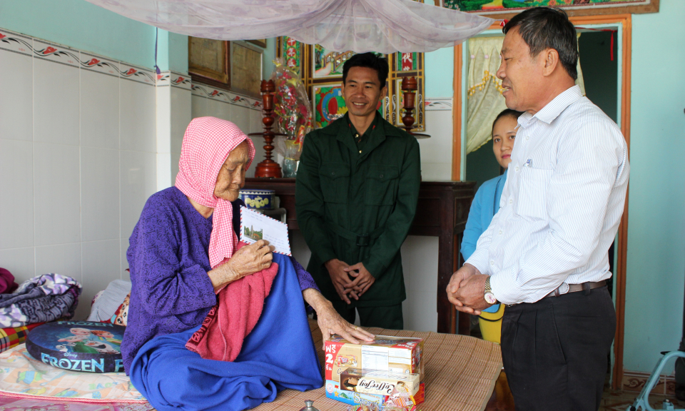 Mộc H&oacute;a: Thăm, tặng qu&agrave; mẹ VNAH Đo&agrave;n Thị Tạo