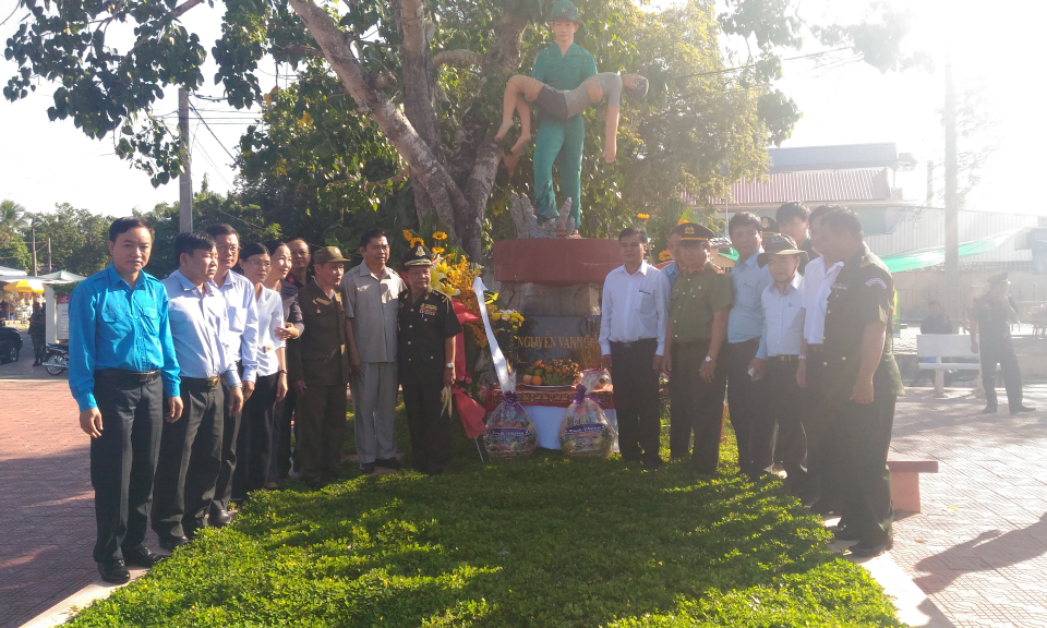 Thủ Thừa: Viếng tượng đ&agrave;i AHLLVT-LS Nguyễn Văn Ngộ