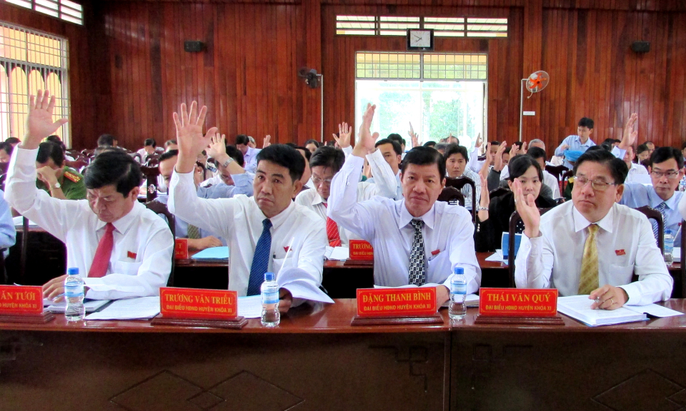 Kỳ họp HĐND huyện Bến Lức lần thứ 8, kho&aacute; XI
