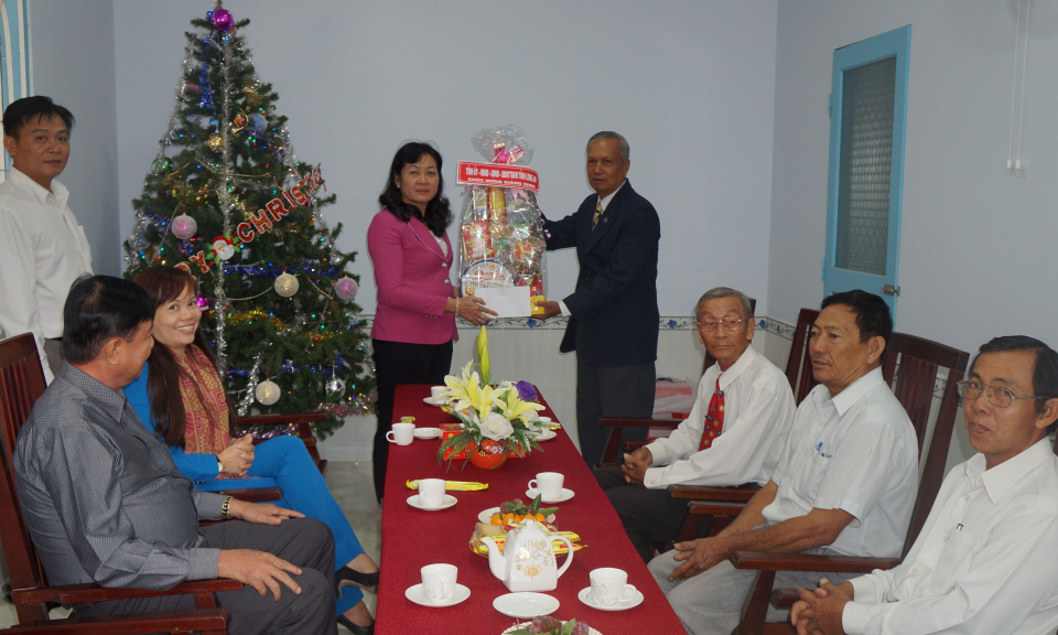 Đo&agrave;n c&aacute;n bộ của tỉnh thăm v&agrave; tặng qu&agrave; c&aacute;c cơ sở t&ocirc;n gi&aacute;o nh&acirc;n dịp Noel 2017
