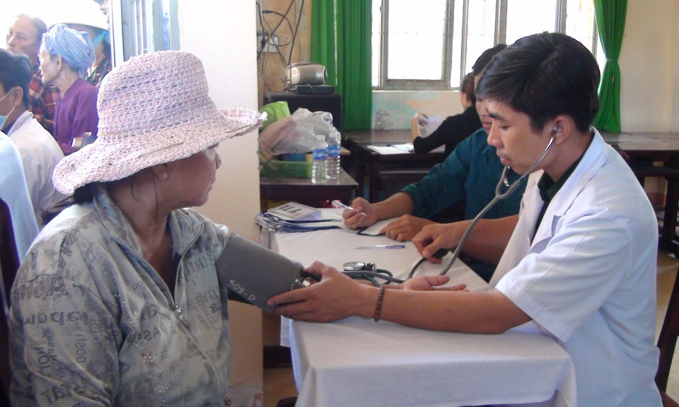 Kh&aacute;m bệnh, tặng qu&agrave; cho d&acirc;n ngh&egrave;o Đức Huệ