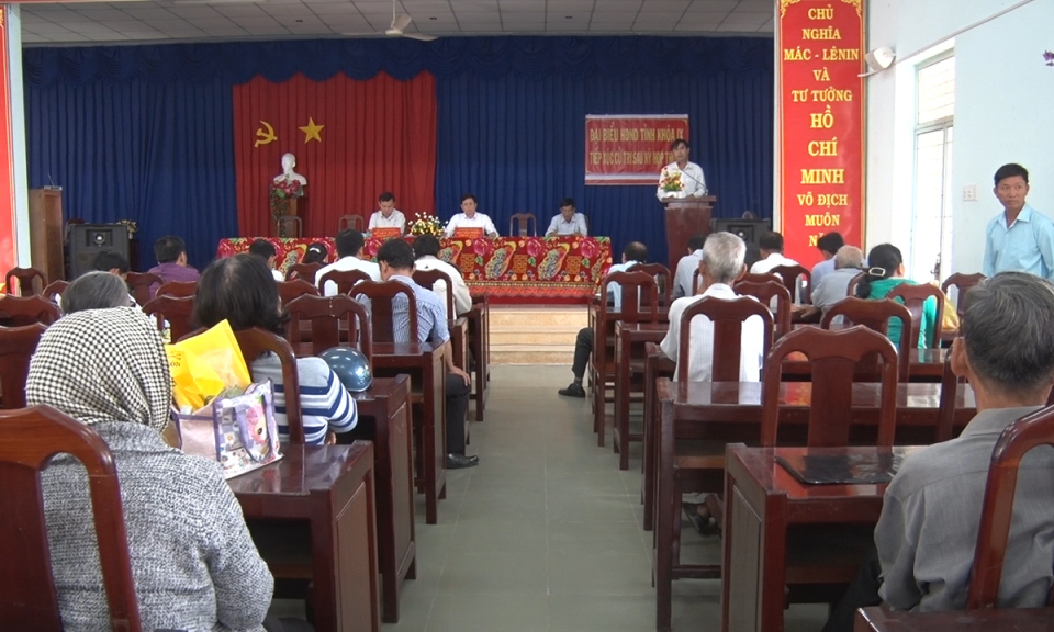 Đại biểu HĐND tỉnh kho&aacute; IX tiếp x&uacute;c cử tri sau kỳ họp thứ 8