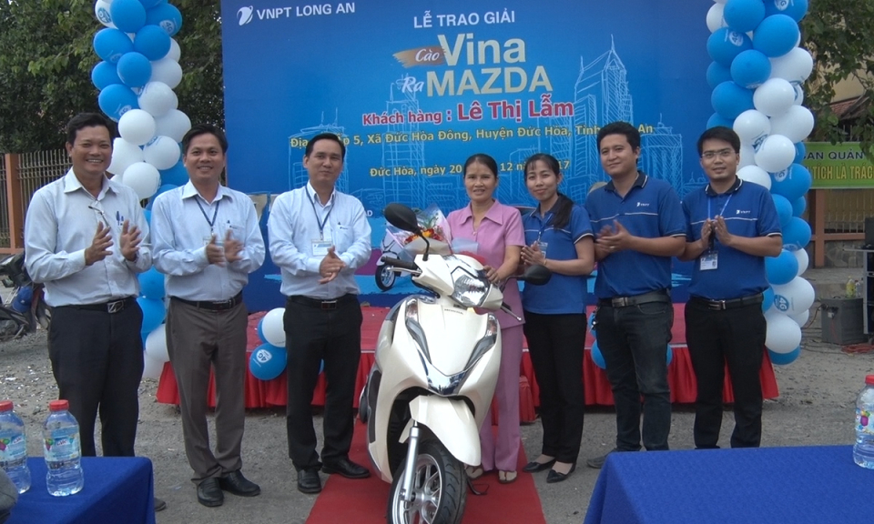 Lễ trao thưởng chương tr&igrave;nh khuyến mại &ldquo;C&agrave;o Vina, Ra Mazda&rdquo;