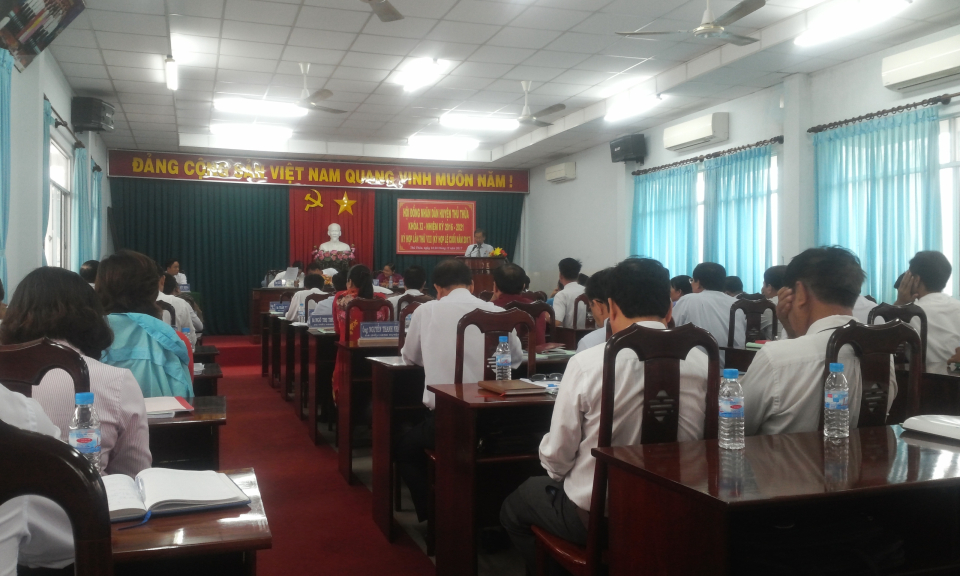 Kỳ họp thứ 8 HĐND Huyện Thủ Thừa: Th&ocirc;ng qua 13 dự thảo nghị quyết