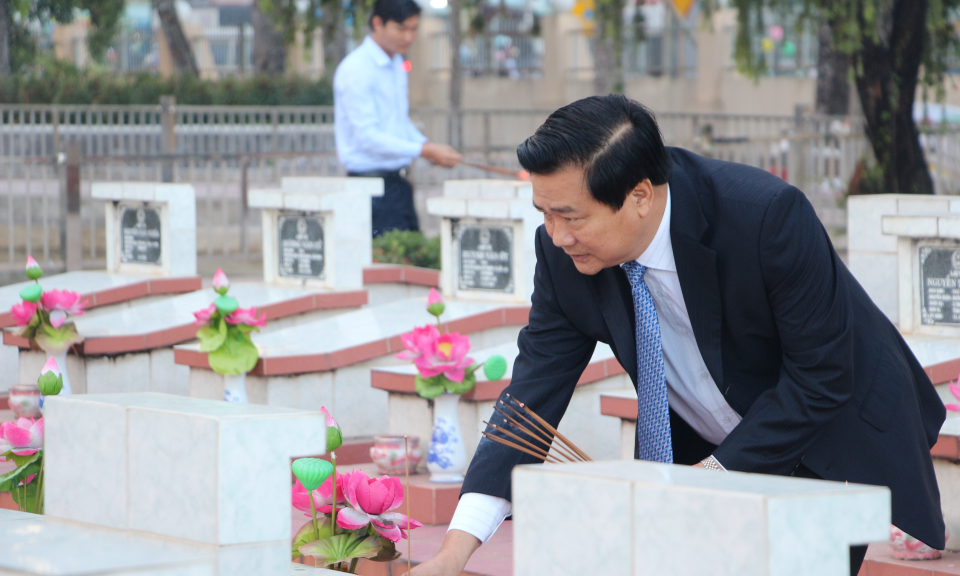 Viếng nghĩa trang liệt sỹ nh&acirc;n kỷ niệm 73 năm ng&agrave;y th&agrave;nh lập QĐND VN