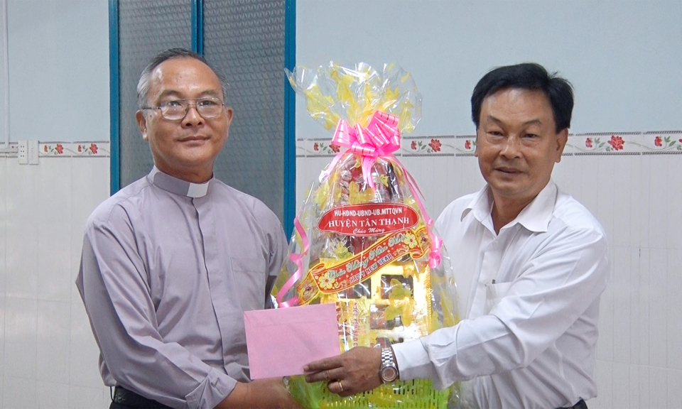 L&atilde;nh đạo c&aacute;c huyện thăm, ch&uacute;c mừng gi&aacute;ng sinh 2017