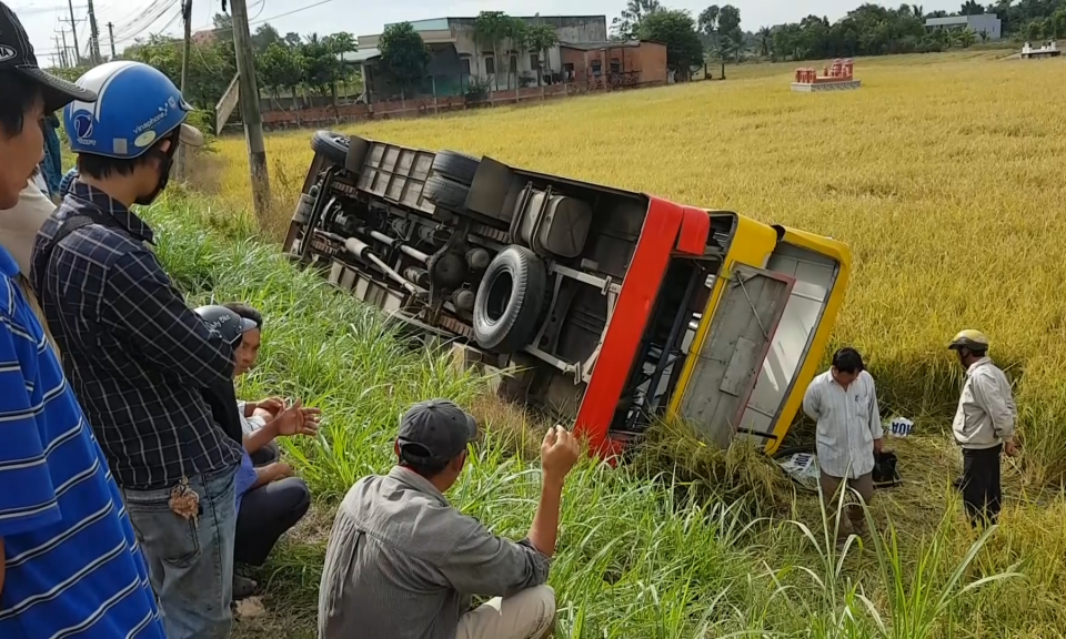 QL 62: Xe bu&yacute;t bị lật khiến 20 người bị thương vong