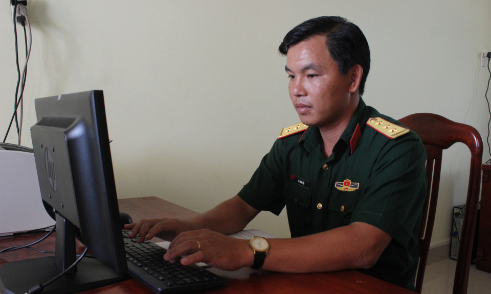 B&iacute; thư đo&agrave;n cơ sở qu&acirc;n sự nhiệt huyết trong c&ocirc;ng việc