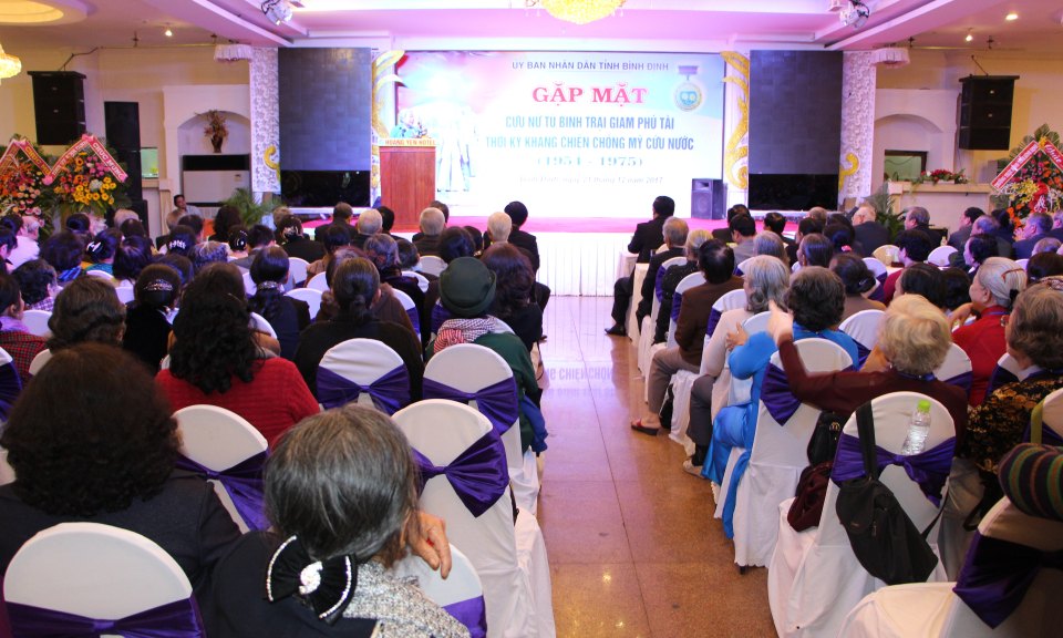 Đo&agrave;n đại biểu cựu nữ t&ugrave; tỉnh Long An dự họp mặt tại B&igrave;nh Định