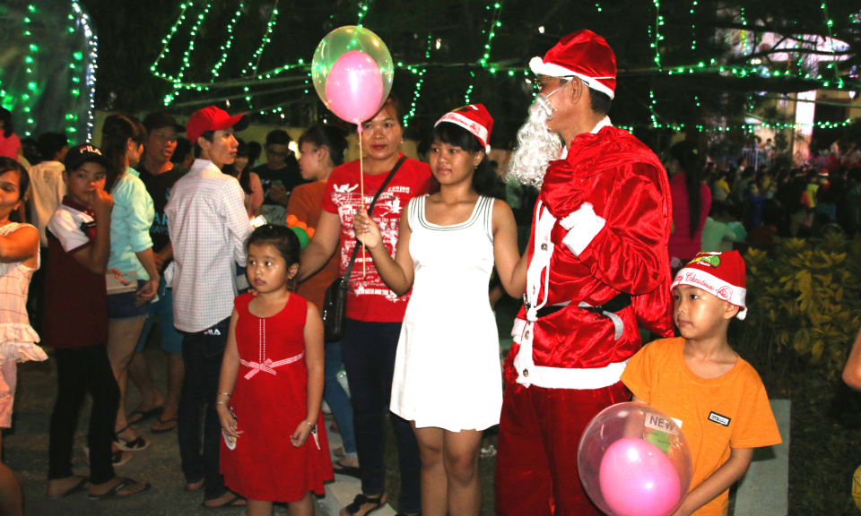 L&atilde;nh đạo Tỉnh ch&uacute;c mừng gi&aacute;o d&acirc;n nh&acirc;n Lễ Gi&aacute;ng sinh