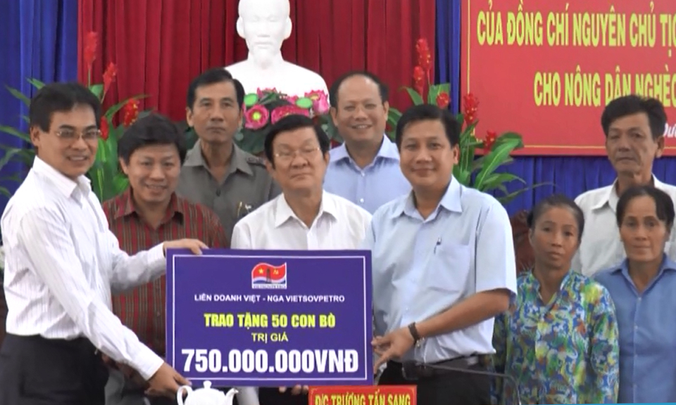 Nguy&ecirc;n Chủ tịch nước Trương Tấn Sang trao tặng b&ograve; giống cho hộ ngh&egrave;o tại huyện Cần Đước
