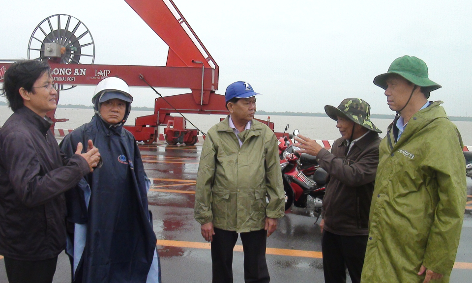 Chủ tịch UBND Tỉnh kiểm tra c&ocirc;ng t&aacute;c ứng ph&oacute; b&atilde;o số 16 tại Cần Giuộc