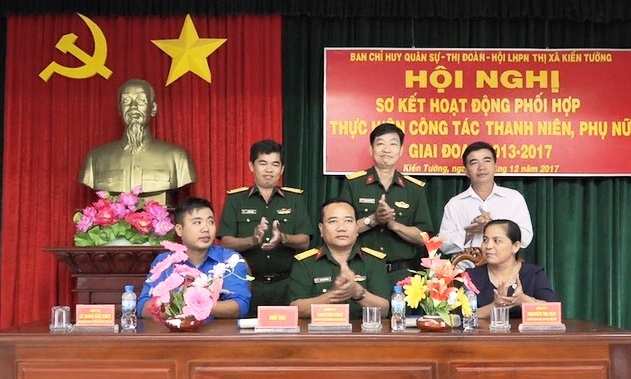 Kiến Tường: Sơ kết c&ocirc;ng t&aacute;c phối hợp giữa BCH Qu&acirc;n sự Thị x&atilde; &ndash; Thị đo&agrave;n v&agrave; Hội LHPN thị x&atilde;.