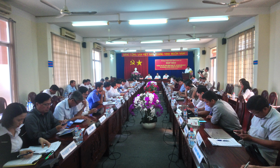 UBND tỉnh t&ocirc;̉ chức họp b&aacute;o thường kỳ th&ocirc;ng tin t&igrave;nh h&igrave;nh kinh tế &ndash; x&atilde; hội năm 2017