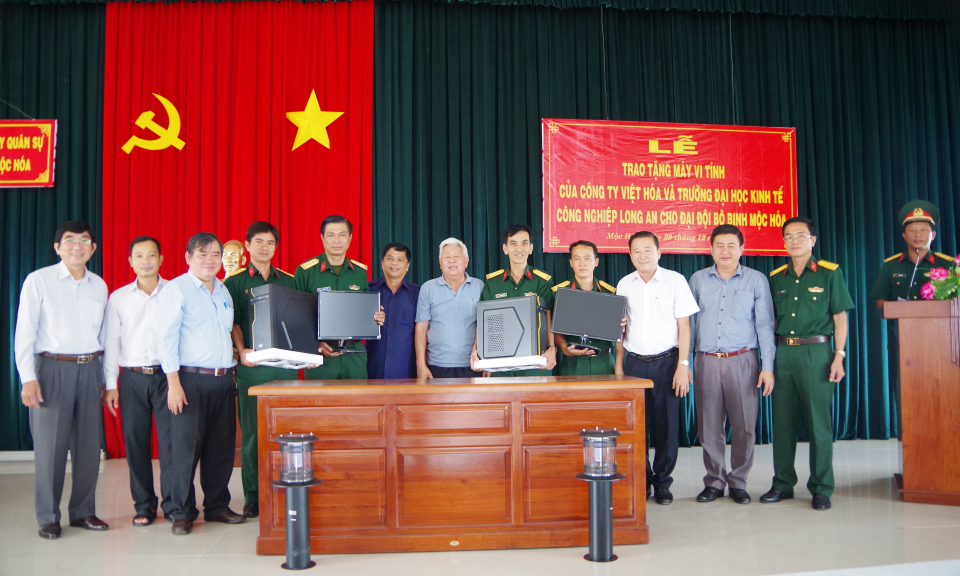 Tặng m&aacute;y vi t&iacute;nh cho đại đội bộ binh Mộc H&oacute;a, Kiến Tường