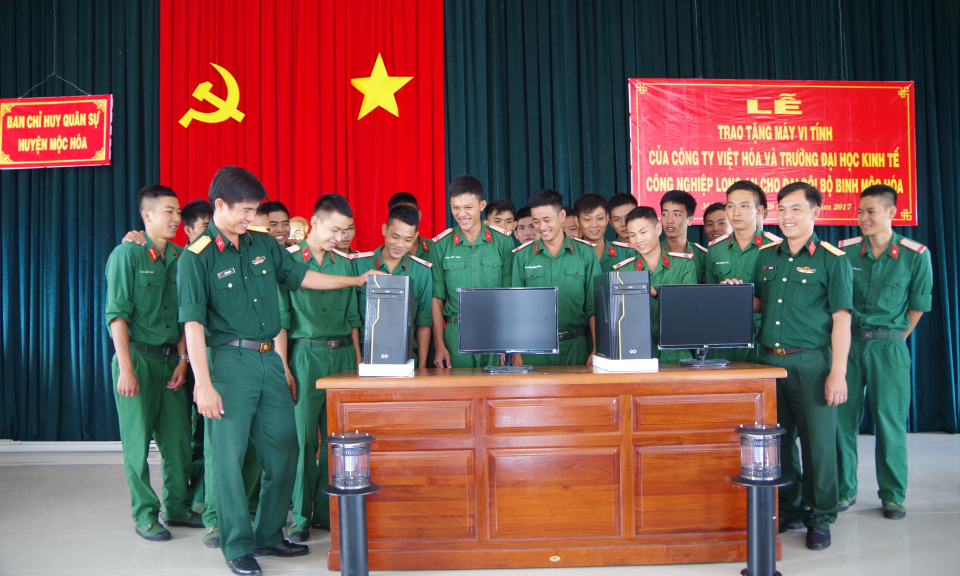 Trao tặng m&aacute;y vi t&iacute;nh cho c&aacute;c đại đội bộ binh bi&ecirc;n giới