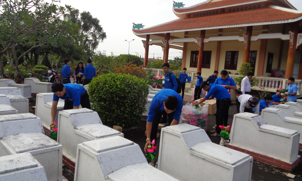 Bến Lức: Thực hiện họat động &ldquo;Hoa d&acirc;ng mộ liệt sĩ&rdquo;