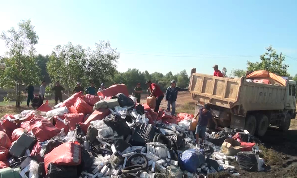 Đức H&ograve;a : Ti&ecirc;u hủy thuốc l&aacute; ngoại nhập lậu