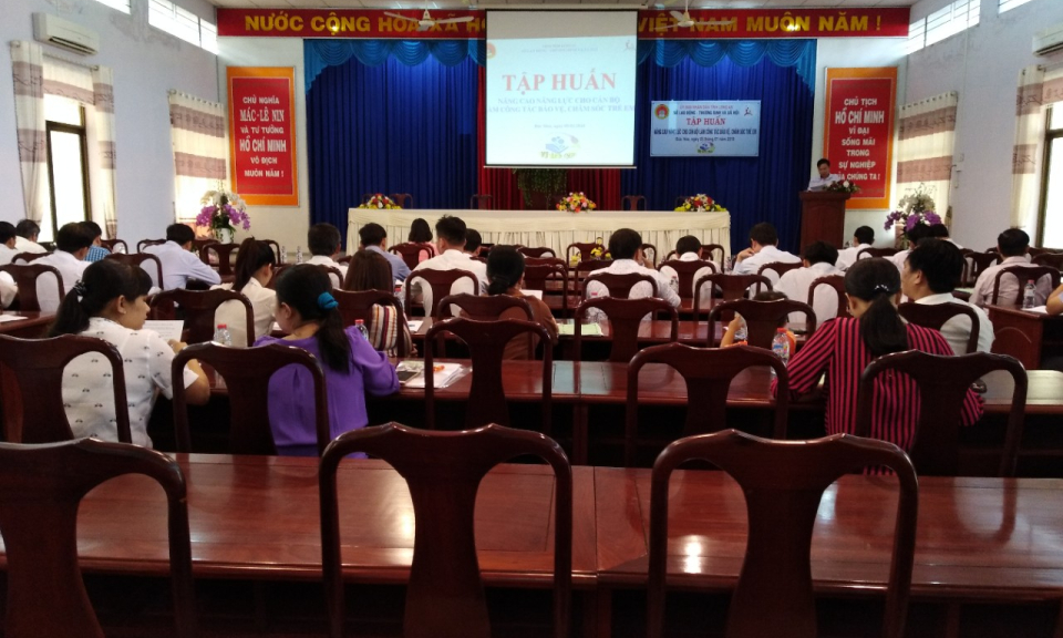 Tập huấn n&acirc;ng cao năng lực cho c&aacute;n bộ l&agrave;m c&ocirc;ng t&aacute;c bảo vệ, chăm s&oacute;c sức khỏe