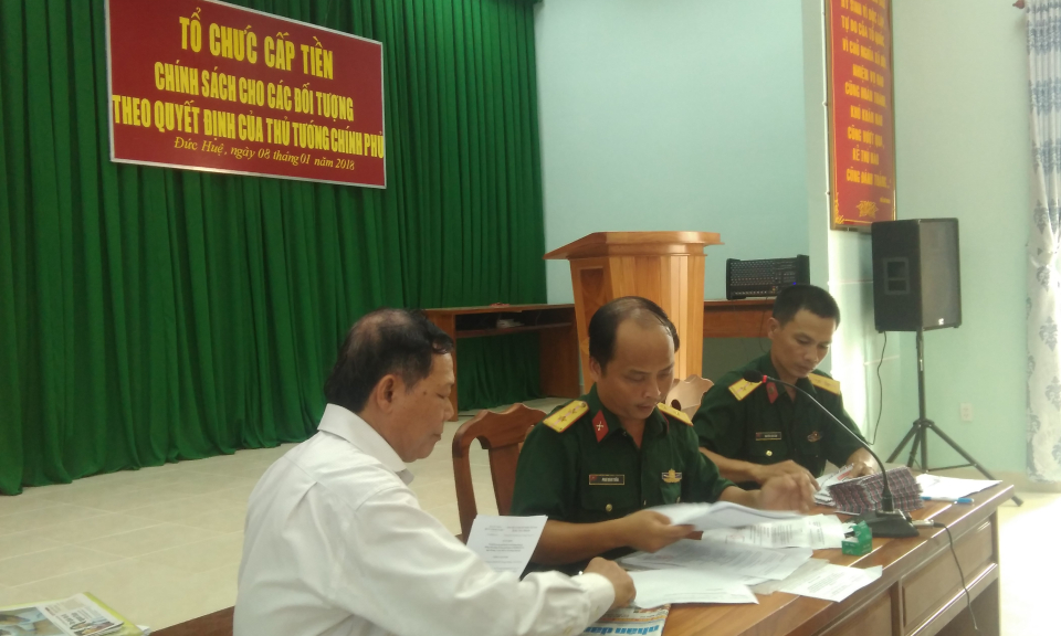 Đức Huệ chi trả trợ cấp 1 lần về chế độ, ch&iacute;nh s&aacute;ch