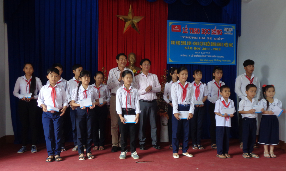 Cần Giuộc đ&atilde; t&iacute;ch cực vận động quỹ khuyến học, gi&uacute;p đỡ học sinh ngh&egrave;o