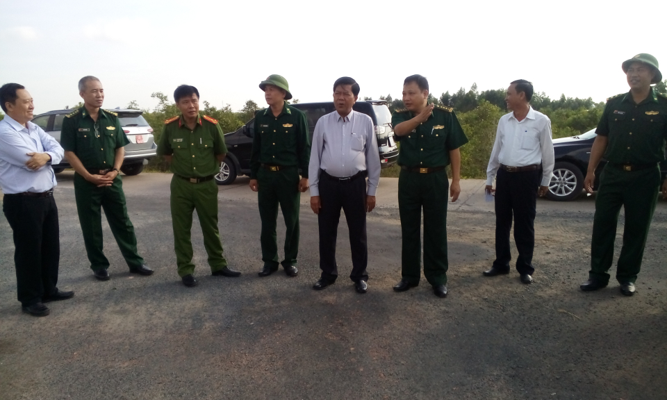 Kiểm tra c&ocirc;ng t&aacute;c chống bu&ocirc;n lậu tuyến bi&ecirc;n giới huyện Đức Huệ