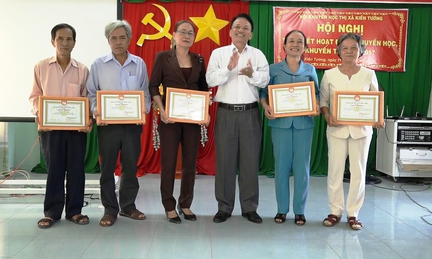 Kiến Tường &ndash; Vận động tr&ecirc;n 900 triệu đồng hỗ trợ c&ocirc;ng t&aacute;c khuyến học khuyến t&agrave;i