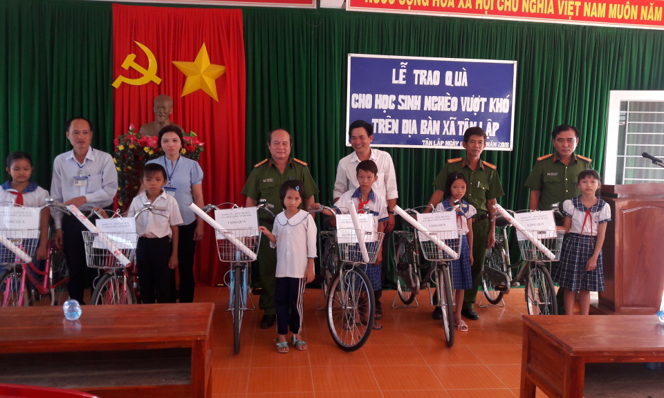 C&ocirc;ng an huyện T&acirc;n Thạnh trao tặng xe đạp cho học sinh ngh&egrave;o