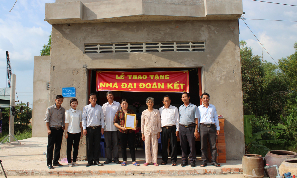 Mộc H&oacute;a trao tặng nh&agrave; t&igrave;nh thương cho người ngh&egrave;o
