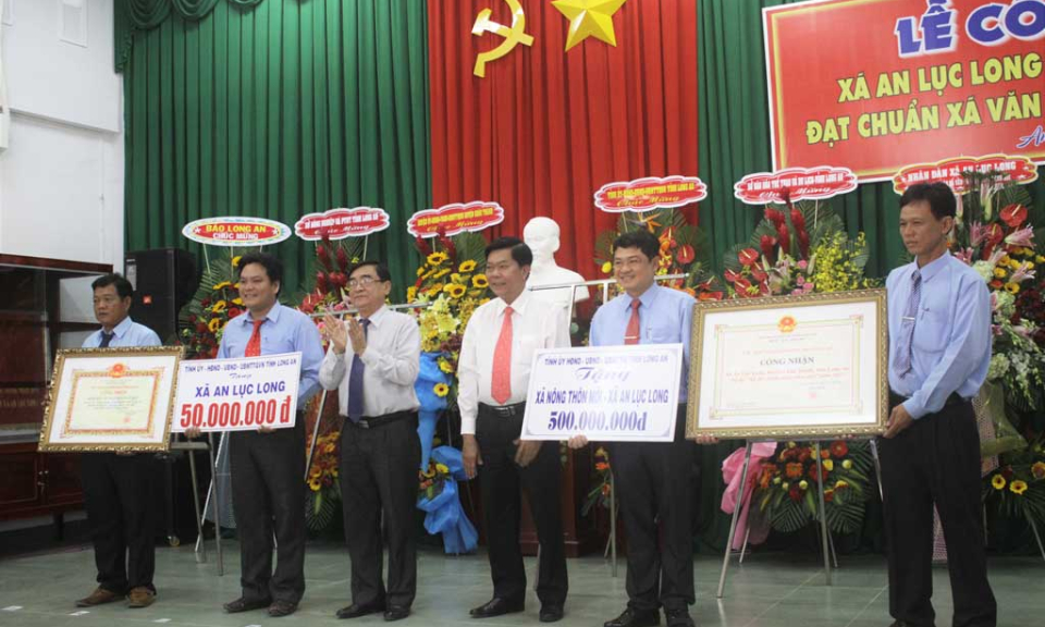 An Lục Long đ&oacute;n nhận danh hiệu x&atilde; văn h&oacute;a – n&ocirc;ng th&ocirc;n mới