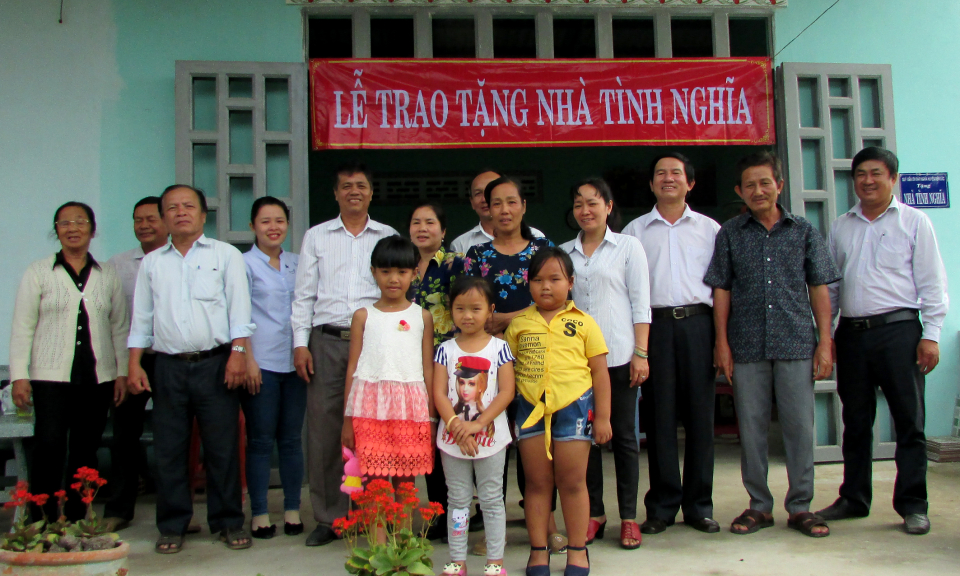 Bến Lức: Trao tặng nh&agrave; t&igrave;nh nghĩa cho gia đ&igrave;nh liệt sĩ