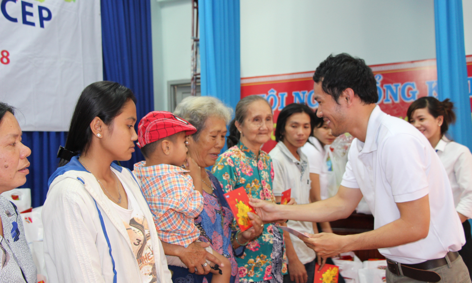 Thủ Thừa: Quỹ trợ vốn CEP trao tặng qu&agrave; tết cho th&agrave;nh vi&ecirc;n CEP