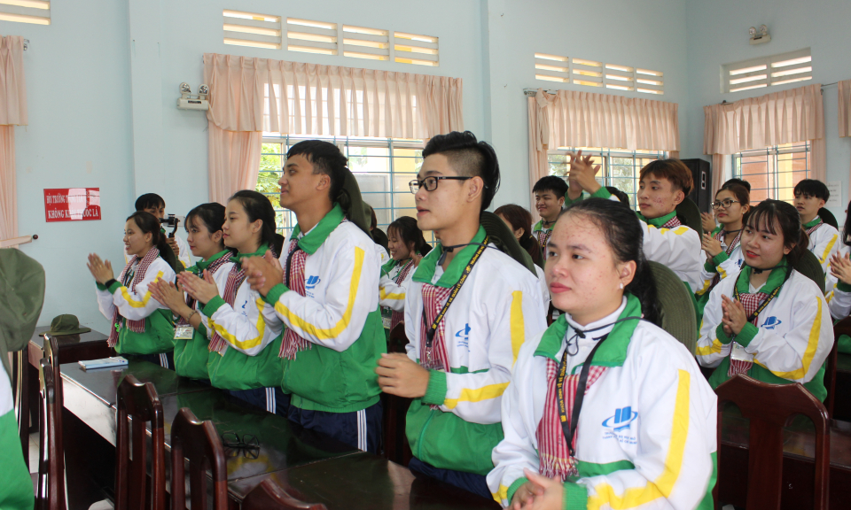 Cần Đước: Tiếp nhận sinh vi&ecirc;n t&igrave;nh nguyện về x&atilde; Phước Đ&ocirc;ng