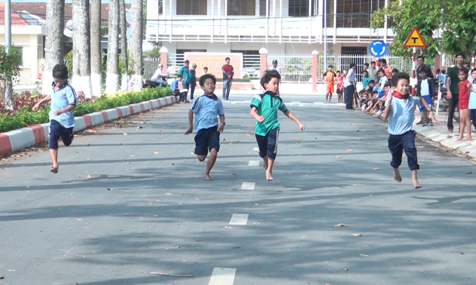 Đức H&ograve;a khai mạc giải điền kinh, b&oacute;ng đ&aacute; học sinh tiểu học, trung học cơ sở