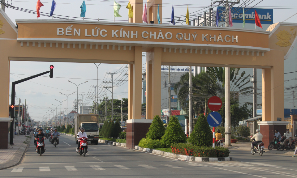 Bến Lức: Hơn 700 triệu đồng chỉnh trang đ&ocirc; thị đ&oacute;n tết