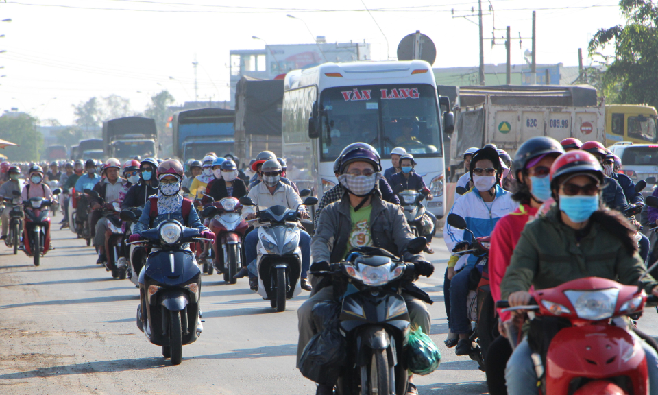 QL1, đoạn qua Long An, dòng người từ TPHCM v&ecirc;̀ các tỉnh mi&ecirc;̀n T&acirc;y nghỉ L&ecirc;̃ 30.4