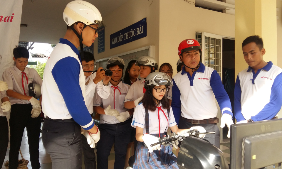 Tp.T&acirc;n An: Hướng dẫn kỹ năng tham gia giao th&ocirc;ng cho học sinh trường THCS Nhựt Tảo.