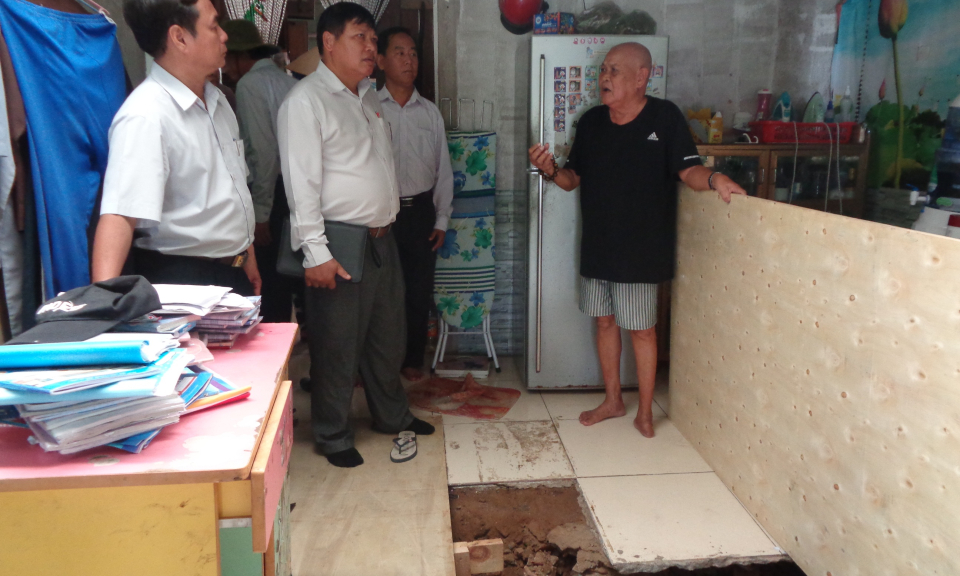 Khảo s&aacute;t thực tế hiện trạng sạt lở khu vực ấp 4 x&atilde; Long Hậu