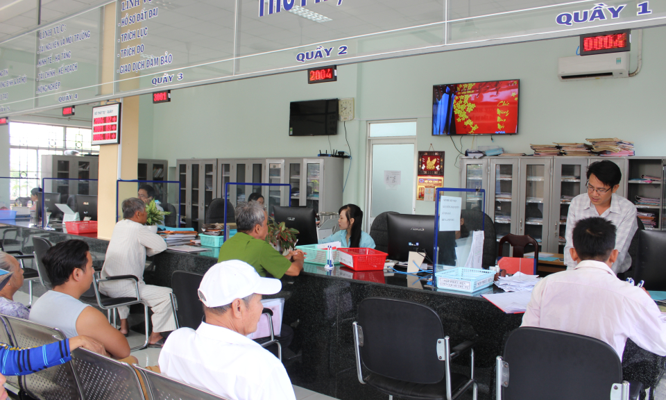 Cần Đước: Trung t&acirc;m h&agrave;nh ch&iacute;nh c&ocirc;ng giải quyết trước, đ&uacute;ng v&agrave; trong hạn đạt tr&ecirc;n 95%