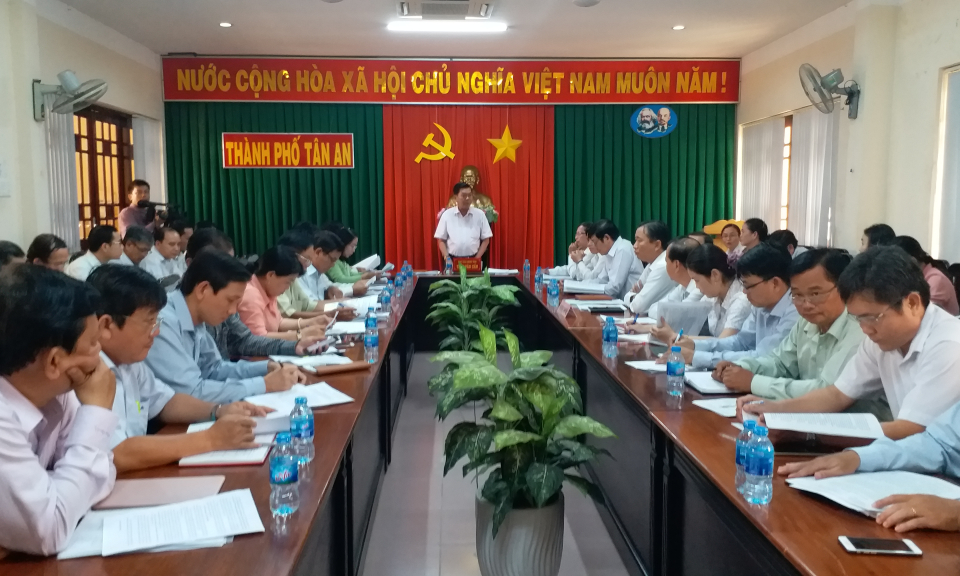 Chủ tịch UBND tỉnh Trần Văn Cần l&agrave;m việc UBND TP. T&acirc;n An