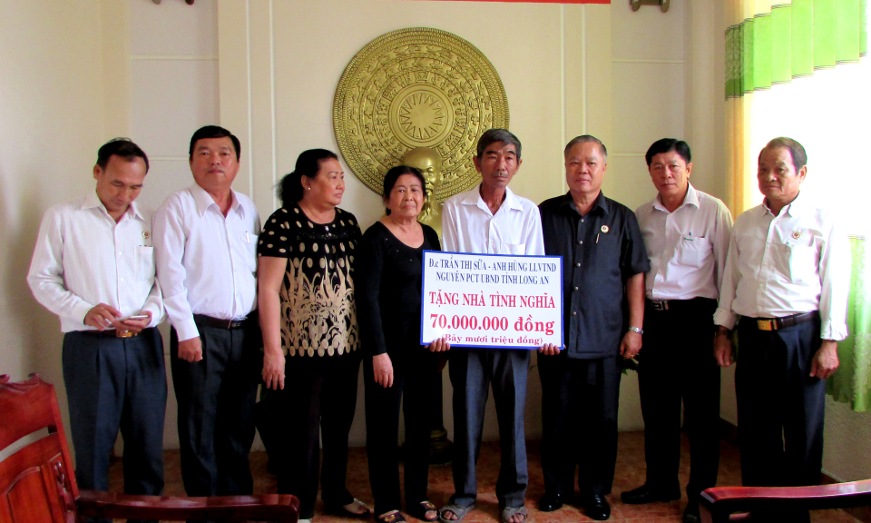 Bến Lức: Trao tặng kinh ph&iacute; x&acirc;y dựng nh&agrave; đồng đội cho hội vi&ecirc;n Cựu chiến binh