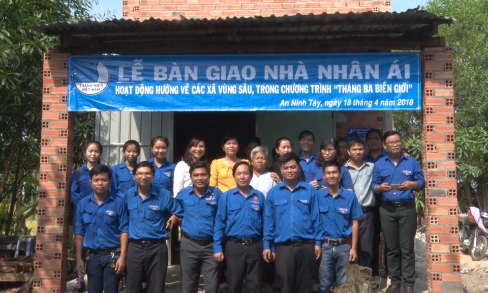 Đức Ho&agrave;: B&agrave;n giao căn nh&agrave; nh&acirc;n &aacute;i