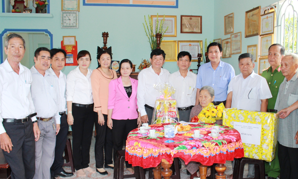 Cần Đước: Thăm, tặng qu&agrave; gia đ&igrave;nh ch&iacute;nh s&aacute;ch