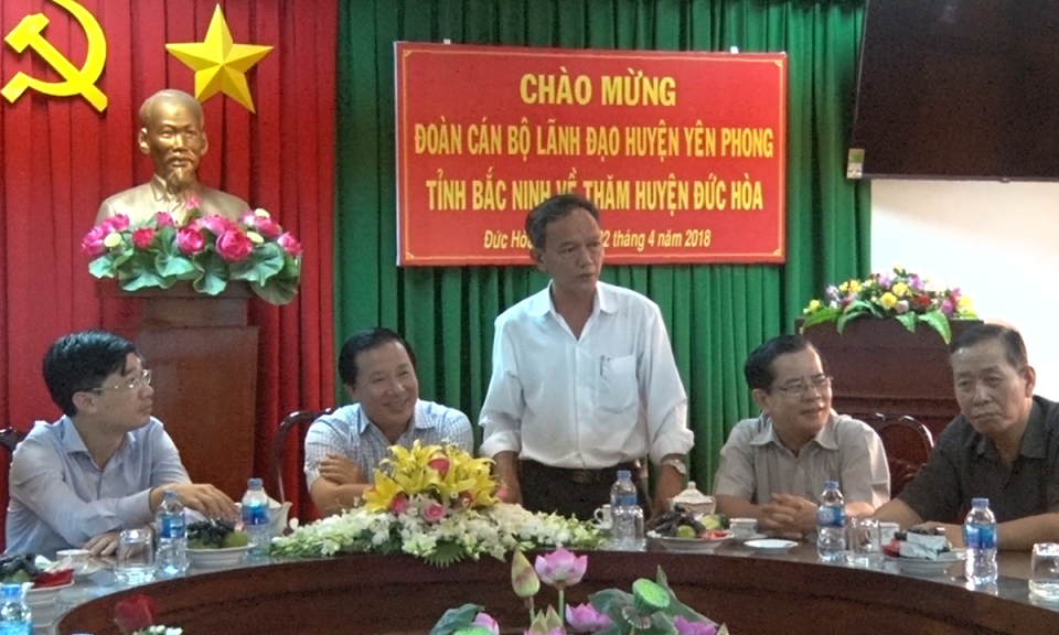 Đo&agrave;n c&aacute;n bộ l&atilde;nh đạo huyện Y&ecirc;n Phong, tỉnh Bắc Ninh chia sẻ kinh nghiệm tại huyện Đức Ho&agrave;