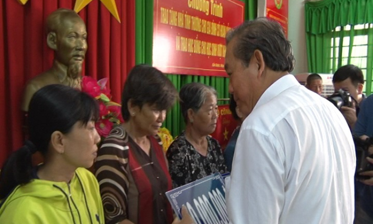 Ph&oacute; thủ tướng Trương Ho&agrave; B&igrave;nh trao tặng học bổng v&agrave; nh&agrave; t&igrave;nh thương cho người ngh&egrave;o