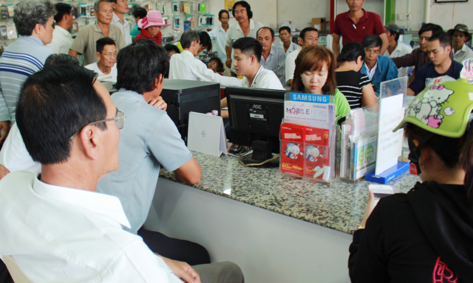 Cần Đước : Người d&acirc;n tấp nập đăng k&yacute; sim điện thoại ch&iacute;nh chủ