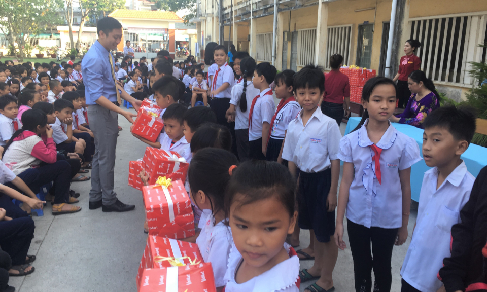 Si&ecirc;u thị Vinmart Long An trao qu&agrave; cho học sinh ngh&egrave;o hiếu học