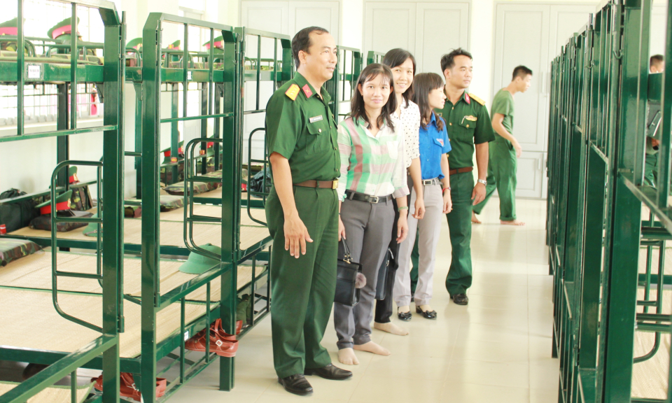 Cần Đước: Đ&ograve;an c&aacute;n bộ thăm v&agrave; tặng qu&agrave; cho chiến sĩ tại Thạnh H&oacute;a